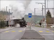 Winterdampf des Vereins Historische Emmentalbahn. Dampflok Ed 3/4 Nr. 2 der Solothurn-Münster-Bahn überquert den Bahnübergang mit recht eigenwilliger Verkehrsregelung in Huttwil. Mit im Gepäck hat sie zwei vierachsige Leichtstahlplattformwagen und einen K2. Februar 2018

