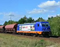 Kein halbes Jahr alt war 187 319-9 zum Zeitpunkt des Fotos und macht seit ihrem ersten Tag bei Raildox Werbung für Erfurt mit dem Motto: Erfurt lockt. Hier fährt sie mit Tads Schüttwagen durch Berlin Wuhlheide. 

Berlin 24.07.2018