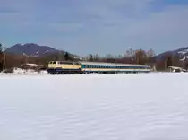 Die 218 447 mit einem ALX nach München am 19.01.2019 unterwegs bei Immenstadt.