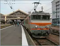 In Tours wartet die SNCF BB 22355 mit einem  Aqualis  auf die Abfahrt nach Paris Austerlitz.
20. März 2007