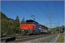 Die SBB Cargo Eem 923 003-8 fährt mit einem, kurzen Güterzug bei Mülenen Richtung Frutigen. 

10. Okt. 2018  