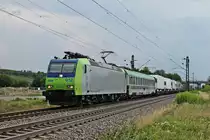 Mit einer RoLa (Novara Boschetto - Freiburg (Brsg) Rbf) hatte am 21.07.2017 die entklebte Re 485 012-9 nur noch wenige Kilometer vor sich, als sie bei Buggingen im Markgräflerland unterwegs war.