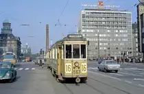 København / Kopenhagen Københavns Sporveje SL 16 (Tw 567 + Bw 15**) København V, Vesterbro, Vesterbrogade / Meldahlsgade am 13. April 1970. - Im Hintergrund sieht man u.a.  Frihedsstøtten , einen obeliskenförmigen Pfeiler, der 1797 als Erinnerung an die Bauernemanzipation errichtet wurde. - Scan eines Farbnegativs. Film: Kodak Kodacolor X.