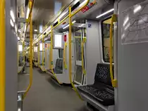 Blick in den Innenraum eines U-Bahnwagens der Baureihe IK der Berliner U-Bahn. Es fallen vor allem die zahlreichen LCD-Monitore auf. In einem neuen Update zeigen sie jetzt in gut lesbarer Schrift hilfreiche Infos für die Fahrgäste an. Foto: Im Herbst 2018 auf der Linie U2