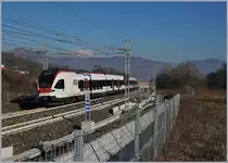 Der SBB TILO Flirt RABDe 524 101  Arbedo Castione  fährt kurz nach Cantello Gaggiolo über die Grenze in die Schweiz, was nicht nur am Schild Confine di Stato sondern auch an der Färbung der Schienen zu sehen ist. 

5. Jan. 2019