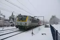 Eurosprinter 1837 der belgischen Staatsbahn verlässt mit ihrem Intercity Welkenrath auf dem Weg an die Nordseeküste nach Oostende