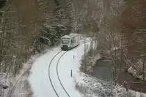 Die Vogtlandbahn mit einem RS1 von Zwickau auf dem Weg nach Adorf, schlängelt sich hier durch das verschneite Elstertal nahe Weischlitz am 06.02.2019