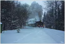 Winterdampf im Erzgebirge - Bei heftigem Schneefall, fuhr die 99 1794 der Fichtelbergbahn, an unserem Fotostandpunkt in Kretscham-Rothensehma vorbei. 03.02.2019