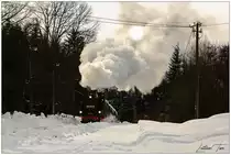 Glint - Im Gegenlicht dampft die 99 1794 über die Steigung vor Kretscham-Rothensehma. 31.01.2019