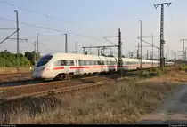 411 525-9 (Tz 1125  Arnstadt ) und 411 574-7 (Tz 1174  Hansestadt Warburg ) als ICE 1506 (Linie 28) von München Hbf nach Hamburg-Altona verlassen Lutherstadt Wittenberg Hbf auf Gleis 3.
[1.8.2018 | 18:51 Uhr]