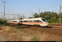 Nachschuss auf 411 574-7 (Tz 1174  Hansestadt Warburg ) und 411 525-9 (Tz 1125  Arnstadt ) als ICE 1506 (Linie 28) von München Hbf nach Hamburg-Altona, die Lutherstadt Wittenberg Hbf auf Gleis 3 verlassen.
[1.8.2018 | 18:51 Uhr]