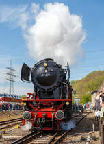 
Ausfahrt der Personenzuglokomotive 23 071 (ex DB 023 071-4) der VSM - Veluwsche Stoomtrain Matschappij (NL Apeldoorn) am 30.04.2017 mit dem Dampfpendelzug aus dem Eisenbahnmuseum Bochum-Dahlhausen.

Die Lok wurde 1956 von Arnold Jung Lokomotivfabrik GmbH, Jungenthal bei Kirchen a.d. Sieg unter der Fabriknummer 12506 gebaut. Dort wurde auch 1959 mit der 23 105 die letzte von der DB beschaffe Dampflok gebaut.