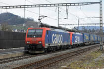 Doppeltraktion, mit den Loks 474 016-3 und 474 002-3, durchfährt den Bahnhof Gelterkinden. Die Aufnahme stammt vom 02.02.2019.