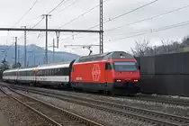Re 460 110-0 durchfährt den Bahnhof Gelterkinden. Die Aufnahme stammt vom 02.02.2019.