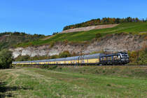 Bei Himmelstadt im Maintal konnte ich am 29. September 2018 die für die Rurtalbahn Cargo fahrende MRCE 193 875 vor dem DGS 98458 von Bremerhaven Kaiserhafen nach Regensburg Ost fotografieren. 