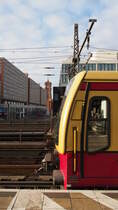 Bahn und Politik.

Ein nicht immer einfaches Verhältnis haben die Berliner Politik und die S-Bahn der Stadt zueinander - oft steht letztere unter besonderer Beobachtung ersterer.
Zu sehen der Anfang einer unbekannten BR 481 und im Hintergrund das  Rote Rathaus , der Sitz des Berliner Senats, aufgenommen vom S-Bahnsteig Alexanderplatz.

Berlin, der 08.02.2019