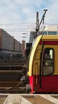 Bahn und Politik.

Ein nicht immer einfaches Verhältnis haben die Berliner Politik und die S-Bahn der Stadt zueinander - oft steht letztere unter besonderer Beobachtung ersterer.
Zu sehen der Anfang einer unbekannten BR 481 und im Hintergrund das  Rote Rathaus , der Sitz des Berliner Senats, aufgenommen vom S-Bahnsteig Alexanderplatz.

Berlin, der 08.02.2019