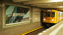 Hoch- und Untergrundbahn vereint.

Im U-Bahnhof  Viktoria-Luise-Platz  in Berlin wird Werbung für versch. Regionen in Europa gemacht, auch für Wuppertal mit seinem Aushängeschild, der Schwebebahn.
Nebenher im Pendel fahren Züge der Berliner BVG zw. Nollendorfplatz und Innsbrucker Platz der Linie U4, hier eine Zug der Gattung A3E.

Berlin, der 08.02.2019