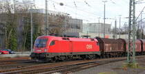 Ein Nachschuss von der Taurus ÖBB 1016 017 von ÖBB fährt als Schubhilfe sie schiebt einen Güterzug aus Linz-Voestalpine(A) nach Antwerpen-Waaslandhaven(B) bis zum Gemmenicher-Tunnel. Aufgenommen vom Bahnsteig in Aachen-West.
Bei Sonne und Wolken am Nachmittag vom 6.2.2019.