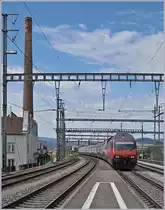 Die SBB Re 460 055-7 erreicht mit ihrem IR Genève - Luzern (via NBS und Kriegsschleife) den Bahnhof Zofingen; wobei weniger der Zug, als der schmucke Kamin links im Bild mich zu diesem Foto verleitete.
24. Juni 2018
