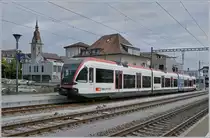 In Zofingen wartet der SBB 520 011-3 auf die Abfahrt nach Lenzburg. Die vom Profil her recht schmalen Treibzüge wurden für die mehrheitlich der Strasse entlang führenden Seetalbahn beschafft, kommen aber auch auf andern Linien zum Einsatz.

24. Juni 2018