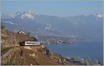 Ein SBB RBDe 560 mit B und ABt (Domino) erklimmt die recht steile Train de Vignes Strecke von Vevey nach Puidoux und ist hier oberhalb von St-Saphorin fotografiert worden. 

25. Jan. 2019