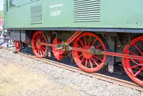 
Detailbild vom Triebwerk und Schrägstangenantrieb der  E 32 27, ex 132 027-4, ex Bay. EP 2 20 027 am 30.04.2017 im Eisenbahnmuseum Bochum-Dahlhausen.

Die E 32 besaß langsam laufende hochliegende Repulsionsmotoren. Diese nahmen wegen ihrer Größe den ganzen Querschnitt des Lokomotivkastens ein, früher hatten solche Motoren eine beachtliche Größe. Für die Übertragung der Antriebskraft von diesem wurde in einem Winkel von ungefähr 45° angeordnete Treibstange angebracht. Die Treibstange übertrug die Kraft auf die Blindwelle, von der die Kraft mittels Kuppelstangen auf drei Achsen übertragen wurde. Zwischen dem Rechten und Linken Triebwerk war ein Kurbelversatz von 90°. Damit ist immer eine Antriebsseite in der Lage, die Antriebskräfte aufnehmen und übertragen zu können, wenn die andere Seite im Totpunkt ist.