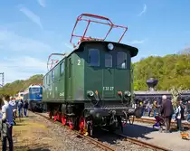 
Die E 32 27, ex 132 027-4, ex Bay. EP 2 20 027 am 30.04.2017 im Eisenbahnmuseum Bochum-Dahlhausen.

Die Deutsche Reichsbahn Gruppenverwaltung Bayern beschaffte zwischen 1924 und 1926 29 Elektrolokomotiven der Baureihe EP 2 für den leichten Personenzugdienst. Sie trugen die bayerische Bezeichnung EP2 20 006 bis 034, bevor sie die DR-Baureihenbezeichnung E 32 erhielten (nach 1968 DB BR 132). Die Nummern 01 bis 05 blieben unbesetzt, da sie zuvor schon der Bayerischen EP1 (spätere E 62) zugeteilt worden waren. Konstruktiv baut die E 32 auf zahlreiche Vorkriegskonstruktionen.  Sie wurde mit zwei Motoren der bayr. ES 1 (E 16) und einer Vorgelegewelle auf die schräge Treibstange ausgerüstet. Die E 32 wurde auf allen oberbayrischen Strecken eingesetzt. Viele Teile der Lokomotive waren mit denen der E 16 identisch.

24 Lokomotiven wurden von der Deutschen Bundesbahn nach dem Zweiten Weltkrieg übernommen, fünf Lokomotiven mussten als Kriegsverluste ausgemustert werden. Ende der 1960er Jahre waren noch 19 Lokomotiven im Fahrdienst vorhanden, die im Raum München und Freiburg im Rangier- und leichten Personenzugdienst eingesetzt waren. Im Jahr 1968 wurden noch 22 Maschinen in die EDV-Baureihenbezeichnung 132 umgezeichnet, der Einsatz endete am 1. August 1972, als die letzten acht 132 ausgemustert wurden.

Technik
Die beiden Fahrmotoren und die Vorgelegewelle waren tief angeordnet. Das ermöglichte einen niedrigen Schwerpunkt und eine kürzere Treibstange zur Blindwelle im Vergleich zu den Vorgängerlokomotiven. Hinten war die Lokomotive mit einer Bisselachse versehen. Vorn waren die führende Laufachse und die erste Kuppelachse zu einem Krauss-Helmholtz-Lenkgestell vereinigt. Die zweite Kuppelachse hatte spurkranzgeschwächte Räder und war ebenso wie die dritte Kuppelachse fest im Rahmen gelagert.

Der Rahmen war als Innenrahmen mit 25 mm Blechstärke ausgelegt. Er war durch die Pufferbohlen und Querträger versteift. Der Lokkasten bestand aus einem Blechstahlgerippe und das Dach aus verbleitem Stahlblech. Zwei Dachsegmente waren abnehmbar gestaltet. Die Stirnseiten des Lokkastens waren mit mittleren Übergangstüren, Übergangsbrücken und Seitenschutz ausgestattet. In den Seitenwänden waren Öffnungen für den Tausch bestimmter Aggregate vorhanden.

Der Haupttransformator war ein ölgekühlter Transformator mit Fremdlüftung. Auf seiner Sekundärseite waren 13 Anzapfungen für die Steuerung der Fahrmotoren, eine für die Steuerung sowie die Hilfsbetriebe und zwei für die Zugheizung vorhanden. Die Steuerung war eine handbetriebene Schlittenschaltung. Sie besaß eine Schnellauslösung für jeden Fahrmotor in jeder der 13 Fahrstufen. Die Fahrtrichtungsänderung wurde über einen druckluftbetätigten Walzenschalter vorgenommen. Die zwölfpoligen Fahrmotoren waren mit denen der DR-Baureihe E 16 gleich. Sie hatten eine maximale Drehzahl von 960 mm−1 und besaßen Wendepole. Die Lokomotivbeleuchtung war original von einem Bordnetz von 24 V = gesteuert, dieses wurde von einem Beleuchtungsgenerator bzw. der Batterie gespeist. Die Lokomotiven besaßen eine Wegabhängige Sifa.


TECHNISCHE DATEN:
Gebaute Anzahl:  29
Hersteller:  BBC, Maffei
Baujahre:  1924 bis 26 
Spurweite:  1.435 mm (Normalspur)
Achsformel: 1'C1'
Länge über Puffer: 13.010 mm
Gesamtradstand:  8.950 mm
Dienstgewicht:  84,8 t
Höchstgeschwindigkeit: 75 km/h (E 32.0)
Stundenleistung:  1.170 kW
Dauerleistung: 1.010 kW
Anfahrzugkraft: 107 kN
Dauerzugkraft: 58 kN
Treibraddurchmesser:  1.400 mm
Laufraddurchmesser:  850 mm
Stromsystem:  15 kV 16 2/3 Hz AC
Anzahl der Fahrmotoren:  2 Doppelmotoren
Antrieb: Schrägstangenantrieb