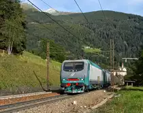 FS-Trenitalia E 412 005 und eine unbekannte E 412 mit gemischtem Güterzug in Richtung Brennero/Brenner (Colle Isarco/Gossensaß, 02.09.10).