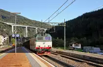 FS-Trenitalia E 652 087 mit offenen Güterwagen in Richtung Brenner (Colle Isarco/Gossensaß, 01.09.10). Die Front wurde z. T. digital gereinigt.
