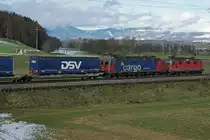 SBB CARGO: Re 10/10 mit einem Blockzug unterwegs in Richtung Olten auf der alten Stammstrecke bei Bollodingen am 9. Februar 2019.
Erkennbar ist die Re 620 068-7  STEIN SÄCKINGEN .
Foto: Walter Ruetsch 