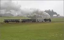 Winterdampf des Vereins Historische Emmentalbahn. Dampflok Ed 3/4 Nr. 2 der Solothurn-Münster-Bahn auf dem Bahnübergang bei Dürrenroth. Februar 2018.

