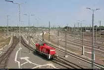 296 046-6 (DB V 90) DB rangiert am Ablaufberg der neuen Zugbildungsanlage (ZBA) Halle (Saale).
Aufgenommen von der Berliner Brücke.
[3.8.2018 | 13:30 Uhr]
