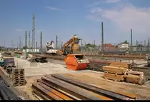 Blick auf das im Umbau befindliche Gleisvorfeld der Westseite von Halle(Saale)Hbf mit dem markanten Wasserturm im Hintergrund.
Aufgenommen am Treppenzugang auf Bahnsteig 1/2.
[3.8.2018 | 13:54 Uhr]