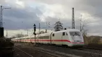 Ein ICE 1 fährt als ICE 370 nach Berlin in den Bahnhof Gelnhausen an der Kinzigtalbahn ein.