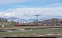 Der von Walter Ruetsch ca. 800 m vorher auf Bild 1131304 gezeigte Güterzug 62228 RBL - Thun GB mit der Re 4/4 III 11355 am 9. Februar 2019 bei Hermiswil. Im Gegensatz zu Walter Bild leider bereits im Wolkenschatten.