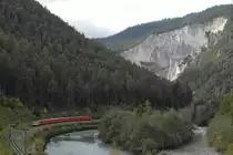 Kurz nach der Station Versam-Safien fährt am 12.10.2014 der in Disentis-Mustér gestartete RE 1253 mit Ziel Scuol-Tarasp am Vorderrhein entlang durch die Ruinalta. Am höchsten Punkt der im oberen rechten Bildrand zu sehenden Abrisskante des Felssturzes war der Standort des vorherigen Bildes.