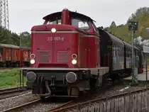 Die Diesellokomotive 212 007-9 verkehrte  zwischen Eisenbahnmuseum und Bahnhof Bochum-Dahlhausen. (September 2018)