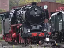 Die Dampflokomotive 01 008 hinter einer Draisine im Eisenbahnmuseum Bochum. (September 2018)
