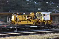 Gleisbaumaschine Matisa R20RD-2 der Sersa Group auf einem normalspurigen Transportwaggon, 01.11.2018, Landquart 