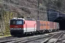 ÖBB 1144.201 hat am 30.03.2018 mit einem gemischten Güterzug den Schattenburgtunnel verlassen und fährt in den Bahnhof Feldkirch ein.