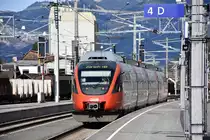 Im TALENT nach Zürich? - mitnichten! RailJet 162 hatte am 30.03.2018 Verspätung. Als Ersatz stellten die ÖBB 4024.024 in Feldkirch bereit, allerdings nur im grenzüberschreitenden Verkehr bis Buchs SG (und nicht wie am Display angegeben bis Zürich). Hier verlässt der Ersatzzug den Bahnhof Feldkirch.