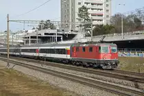Re 4/4 II 11145 fährt Richtung Bahnhof Muttenz. Die Aufnahme stammt vom 08.02.2019.