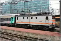 Die SNCF BB 80004 rangiert in Paris Austerlitz einen  Aqualis -Zug. Die BB 80000 gehören zu den älteste SNCF Loks, die noch im Einsatz sind. Ich hoffe die Besonderheit des Motivs wiegt die nicht ganz befriedigende Bildqualität auf. 
23. März 2007