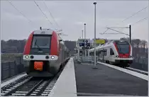 In Meroux TGV vermitteln seit dem 9.12.2018 SNCF TER von und nach Belfort und RE von und nach Biel/Bienne Anschluss am selben Bahnsteig, aber auch zu zahlreichen TGV Destination im unmittelbar darunter gelegenen Bahnhof Belfort Montbéliard TGV. 
Ersten Einschätzungen zufolge scheint jedoch das Fahrgastaufkommen noch weit unter den Erwartungen zu liegen.

SNCF Z 27569 als TER 89054 nach Belfort und der SBB RABe 522 209 als RE 18173 nach Biel/Bienne warten in Meroux auf die unmittelbar bevorstehende Abfahrt.


11. Jan. 2019