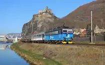 363 006-8 zu sehen am 17.11.18 mit einem Militärzug in Ústí nad Labem-Střekov. 