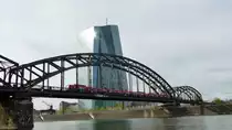 Eine Doppeltraktion der Baureihe 425 überquert die Frankfurter Deutschherrnbrücke mit der EZB im Hintergrund. Aufgenommen am 31.3.2017 15:50
