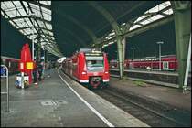 425 571 und 426 021 stehen am Abend des 27.05.2007, als RE16  RHUR-SIEG-EXPRESS  von Siegen nach Essen im Hagener Hbf und warten auf die Abfahrt.