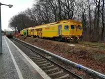 Am 11.02.2019 war ein Bauzug der Firma BUG am Industriegleis neben dem S-Bahnhof Karl-Bonhoeffer-Nervenklinik zu Gange. Auf dem Anschlussgleis stopft das  Schwere Nebenfahrzeug  mit der Nummer D-BUG 99 80 9123 005-7 den Schotter. Bei der Streckensanierung wurden die Holzschwellen ausgetauscht. Es ist das letzte noch im Betrieb befindliche Industriegleis in Berlin-Reinickendorf.