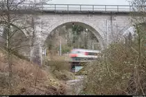 Die alte Önzbrücke der 1992 stillgelegten  Buchsibahn  bildet am 9. Februar 2019 den Vordergrund für einen im Hintergrund über die NBS brausenden EW-IV-Pendel.